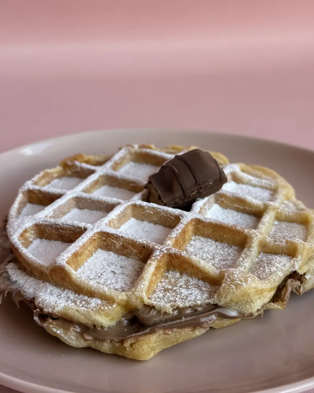 Waffle isi cokelat WEPE dengan taburan gula halus, Pererenan, Bali
